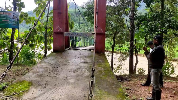 Akibat Diterjang Banjir, Jembatan Sungai Grindulu Rusak dan Isolir Ratusan Warga