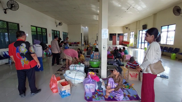 Akibat Cuaca Buruk, Warga  Sumenep Tertahan di Pelabuhan Kalianget Selama 2 Minggu