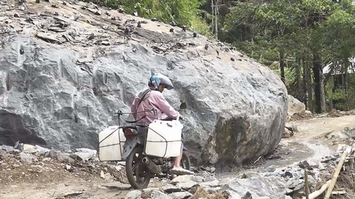 Jalan Tertutup Batu Besar, Ratusan Siswa dan Warga di Tana Toraja Nekat Melewati Tebing