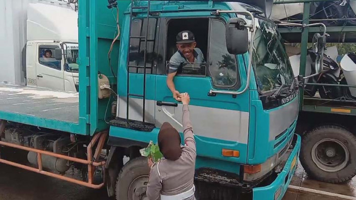 Tertahan Macet Pantura, Polisi Membagikan Nasi Bungkus untuk Para Sopir Truk