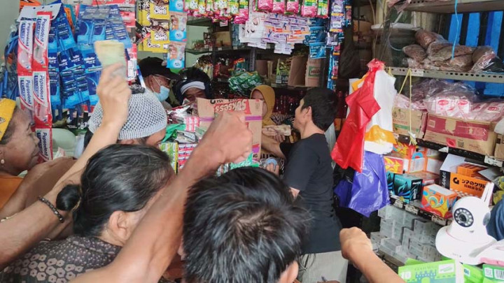 Warga di Majene Berdesak-desakan Serbu Pasar Beras Murah