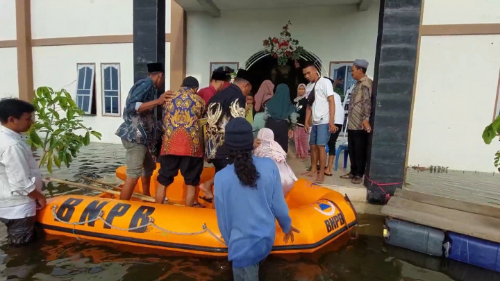 Demi Meminang Pujaan Hati, Pria Asal Demak Rela Terjang Banjir