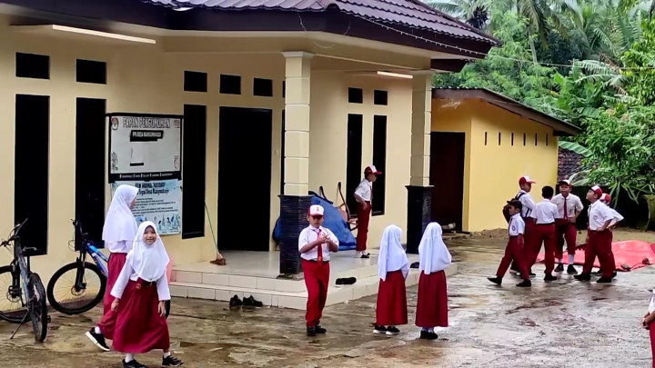 Jembatan Rusak Diterjang Banjir, Siswa SD di Pacitan Terpaksa Belajar di Kantor Dusun