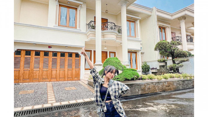 Keren! Fuji Beli Rumah Harga Belasan Miliar di Usia 20 Tahun