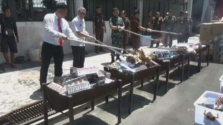 Kejari Kabupaten Tangerang Lakukan Pemusnahan Rokok Ilegal