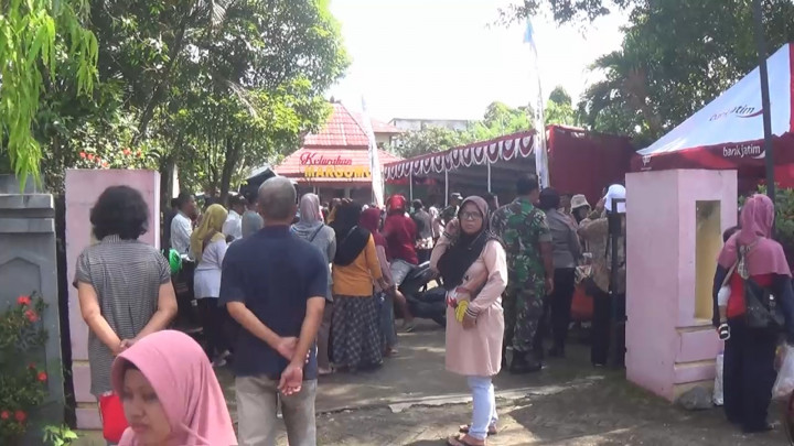 Demi Sembako, Ratusan Warga di Ngawi Rela Antre Berjam-jam di Pasar Murah