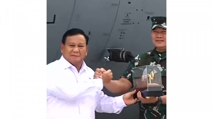 Momen Presiden Jokowi Serahkan Pesawat C-130 J Super Hercules ke Menhan Prabowo