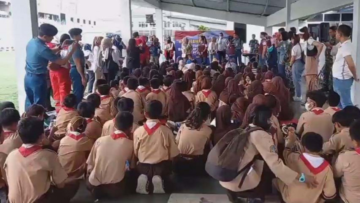 Trauma Healing Korban Kebakaran Depo, TNI AL Ajak Anak-anak Melihat Kapal
