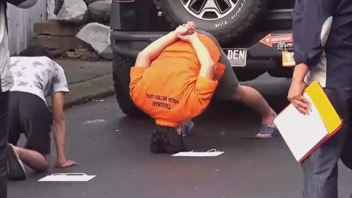 Lakukan Rekonstruksi, Tersangka SL Peragakan Momen Sujud Sesuai Arahan Mario