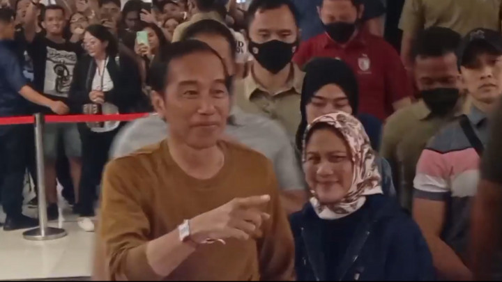 Momen Jokowi Nonton Konser Deep Purple di Solo