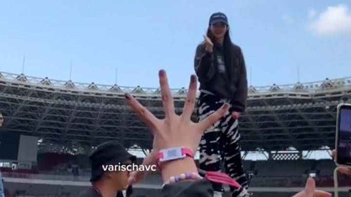 Momen BLINK Main Gunting Batu Kertas Bersama Lisa BLACKPINK