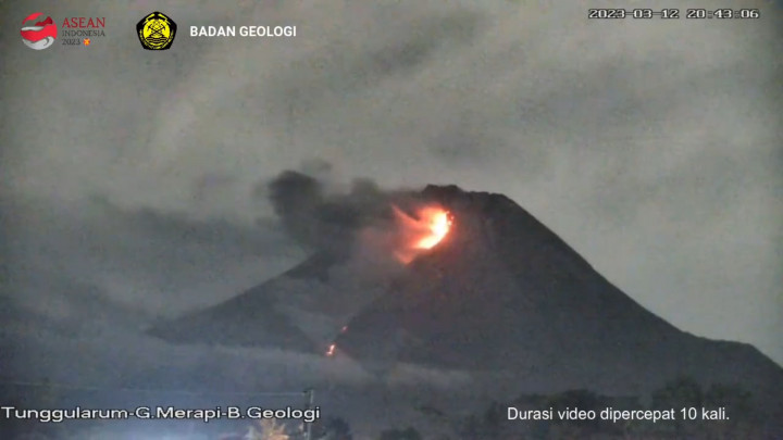 Merapi Kembali Erupsi, Luncuran Awan Panas Mencapai 2 Km ke Barat Daya