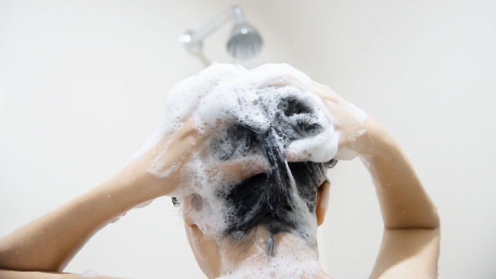 Benarkah Keramas Setiap Hari Dapat Merusak Rambut? Ini Faktanya