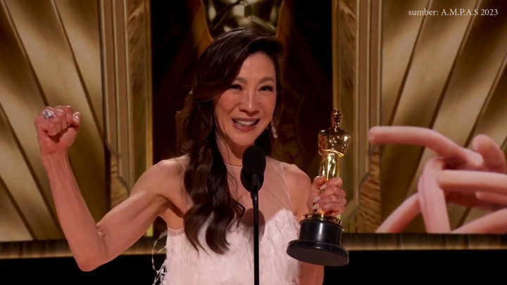 Wow! Michelle Yeoh Jadi Wanita Asia Pertama yang Menang Oscar