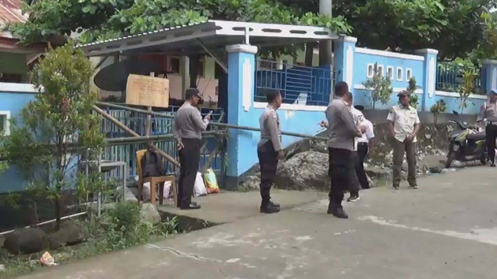 Akibat Sekolah Disegel, Murid SD di Majene Belajar di Masjid