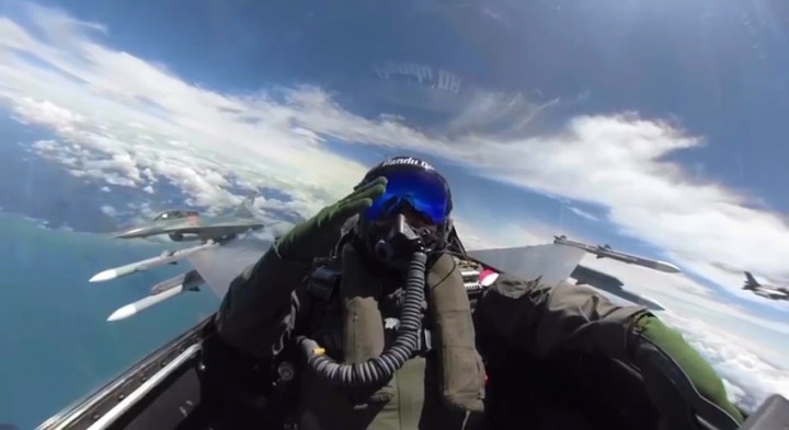 Momen Prabowo Subianto Terbang dengan Jet F-16