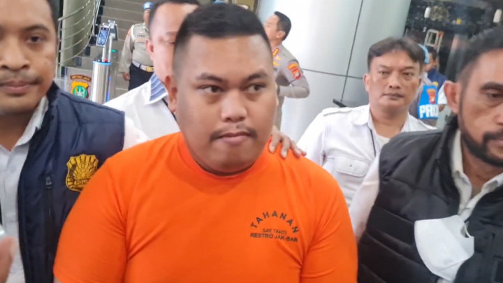 Penampakan Selebgram Ajudan Pribadi Pakai Baju Tahanan