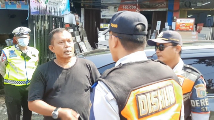 Tak Terima Mobilnya Diderek, Pemilik Kendaraan Ngamuk ke Petugas Dishub