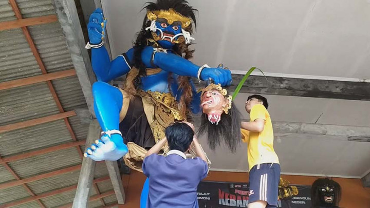 Kreativitas Anak di Banyuwangi Buat Patung Ogoh-ogoh dari Karton