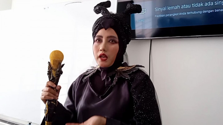 Unik! Seorang Dosen di Universitas Negeri Jember Mengajar dengan Cosplay Karakter Film