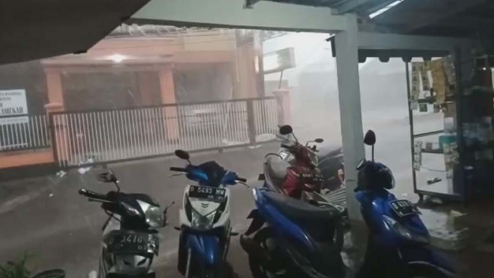 Puluhan Masjid dan Rumah Rusak Diterjang Angin Puting Beliung
