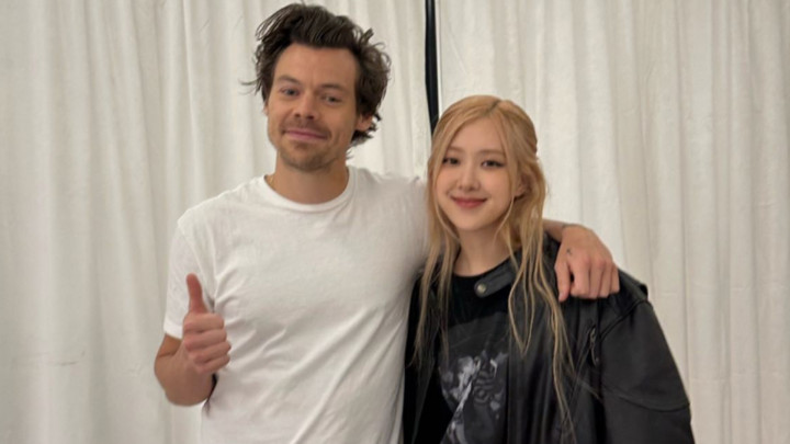 Bikin Iri! Rose BLACKPINK Foto Bareng Harry Styles