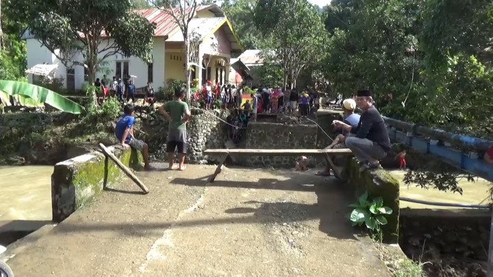 Diterjang Banjir, Jembatan Penghubung Antar Dusun di Polewali Mandar Isolir Ribuan Warga