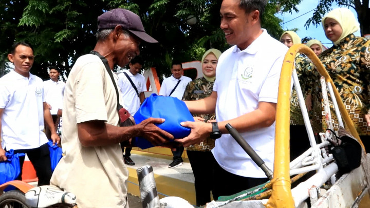 Sambut Ramadan, Kejaksaan Negeri Kotabaru Bagikan Paket Sembako
