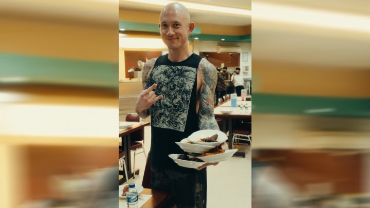 Momen Vokalis Trivium Bergaya Jadi Pelayan Restoran Padang