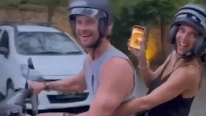 Chris Hemsworth Naik Motor Pakai Helm Tuai Pujian Netizen
