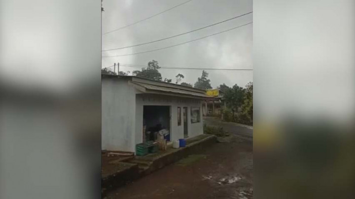 Momen Warga Desa Gondang Panik Akibat Terjangan Angin Puting Beliung