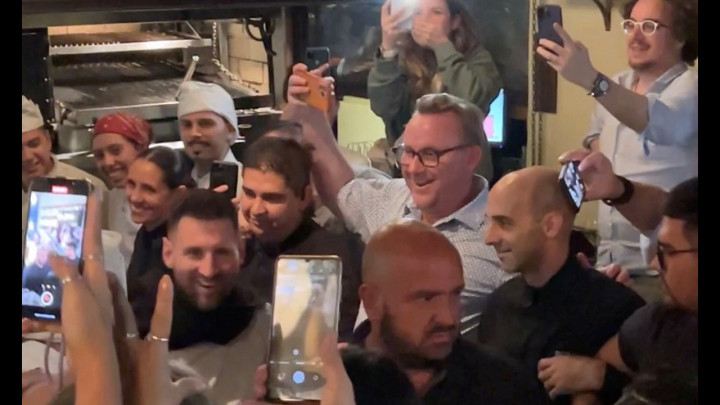 Heboh! Lionel Messi Diserbu Ratusan Orang Saat Makan Malam di Argentina