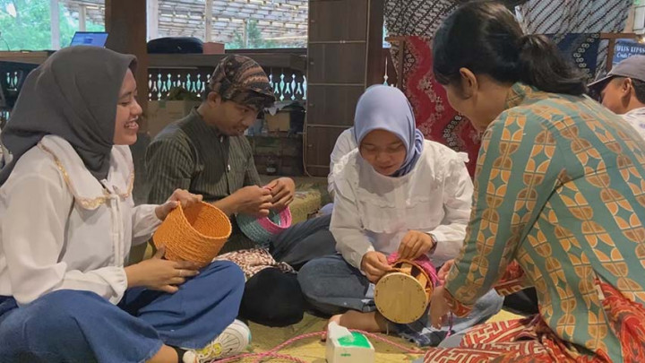 Kegiatan Ngabuburit Sambil Membatik dan Menganyam