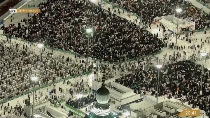 Suasana Salat Tarawih Perdana 1 Ramadan 1444 H di Masjidil Haram