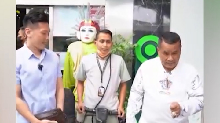 Haru! Petugas Cleaning Service Temukan Dompet Hotman Paris yang Hilang