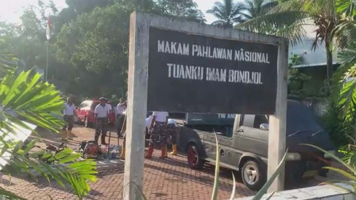 Menyambut Ramadan, Lanudal Manado Bersihkan Makam Pahlawan Tuanku Imam Bonjol