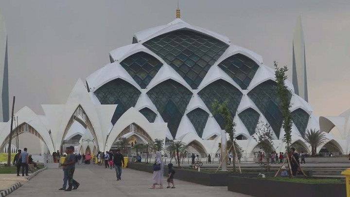 Masjid Al Jabbar Bandung, Wisata Religi dan Ngabuburit