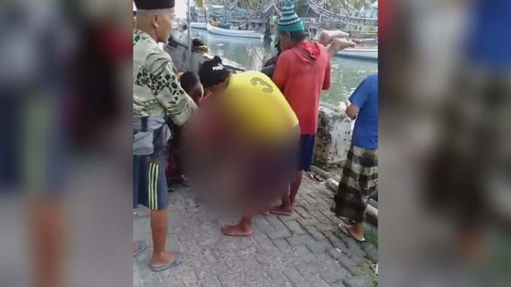 Viral! Warga Evakuasi Wanita yang Pingsan di Sungai Pasongsongan