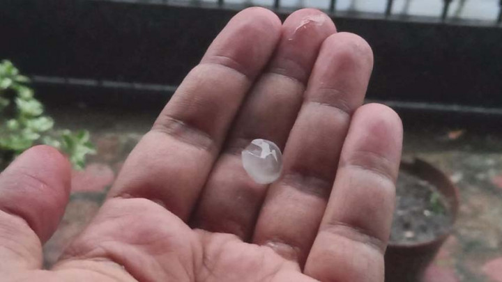 Fenomena Hujan Es Disertai Angin Kencang Hebohkan Warga Pekanbaru