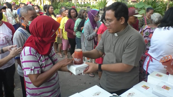 Indahnya Toleransi, Tim Pelayanan Gereja di Semarang Berbagi Takjil
