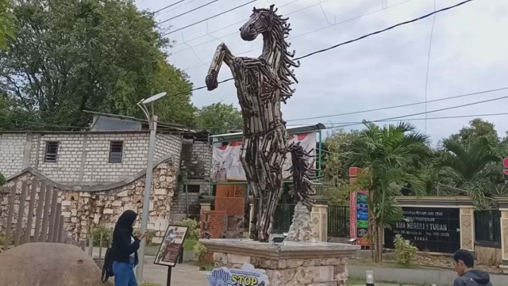 Unik! Polres Tuban Menyulap Ratusan Knalpot Brong Jadi Patung Kuda