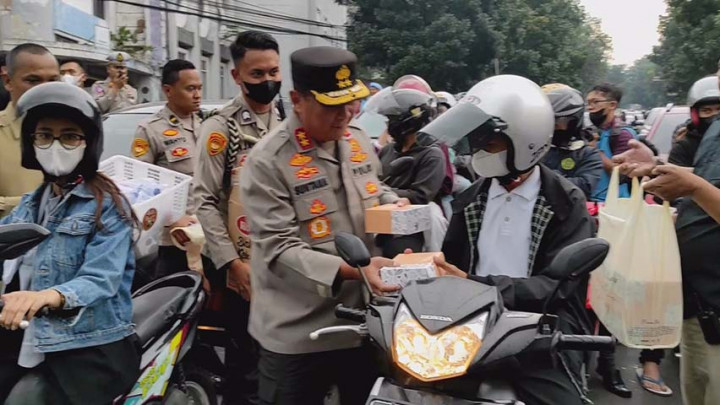 Polda Jabar Bersama Warga Tionghoa Bagikan Seribu Takjil dan Sembako