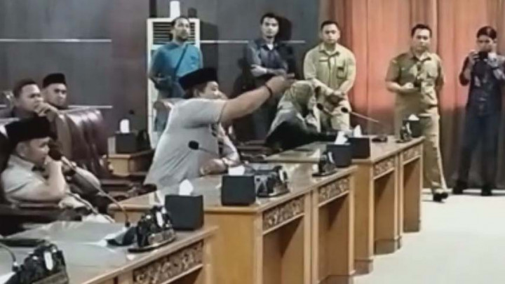 PJ Bupati Tebo Tidak Hadiri Paripurna, Anggota DPRD Tebo Banting Mic