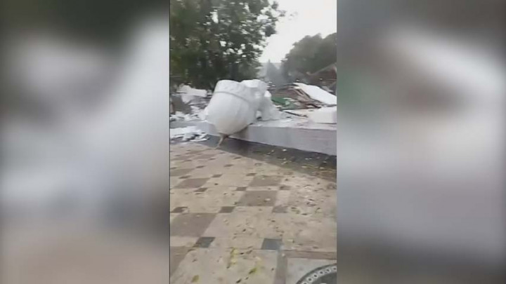 Replika Masjid Sheikh Zayed Rusak Akibat Diterjang Hujan Angin