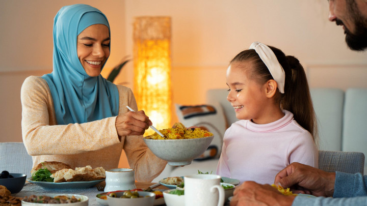 Bunda, Ini Tips Mudah Membangun Semangat Anak untuk Sahur