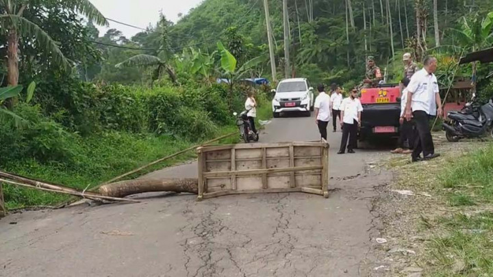 Alami Fenomena Tanah Bergerak, Jalan Penghubung Bogor-Cianjur Ditutup