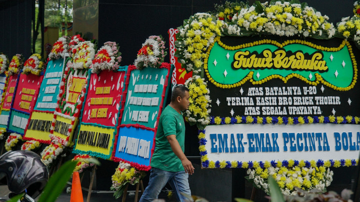 Penampakan Kantor PSSI Dibanjiri Karangan Bunga Kekecewaan Masyarakat