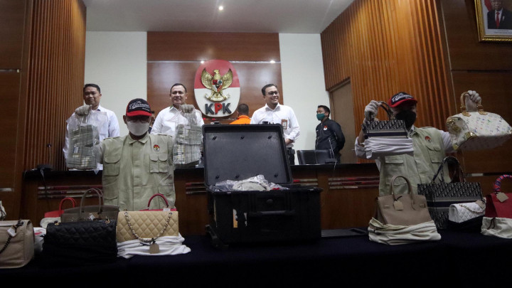 KPK Pamerkan Barang Sitaan Rafael Alun, Sederat Tas Mewah dan Gepokan Uang Tunai