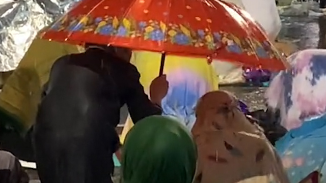 Haru! Momen Anak Laki-laki Payungi Ibu Salat Tarawih saat Hujan Deras