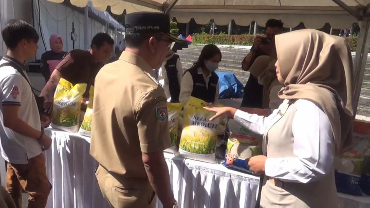 Pemkab Bandung Subsidi Paket Sembako 60 Persen, Warga Serbu Pasar Murah